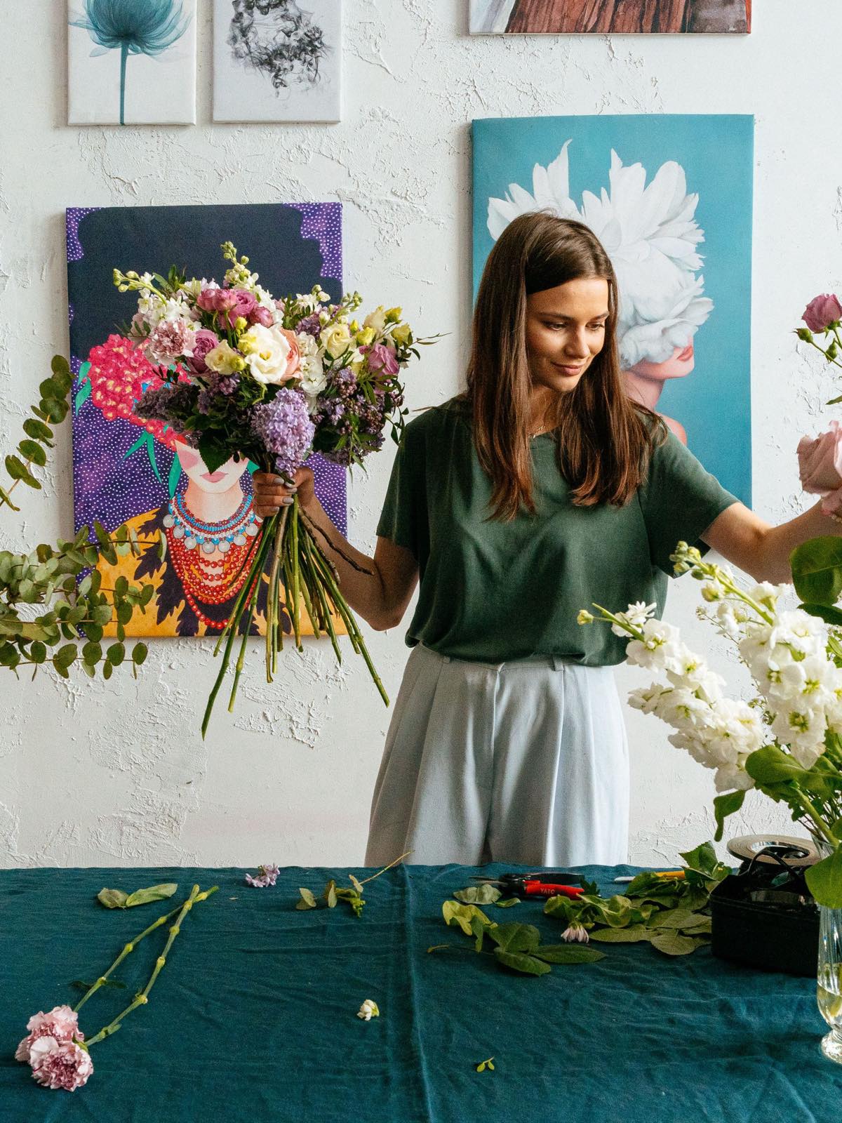 Floristin bindet einen Strauß in der Werkstatt von Blumen Morgentau