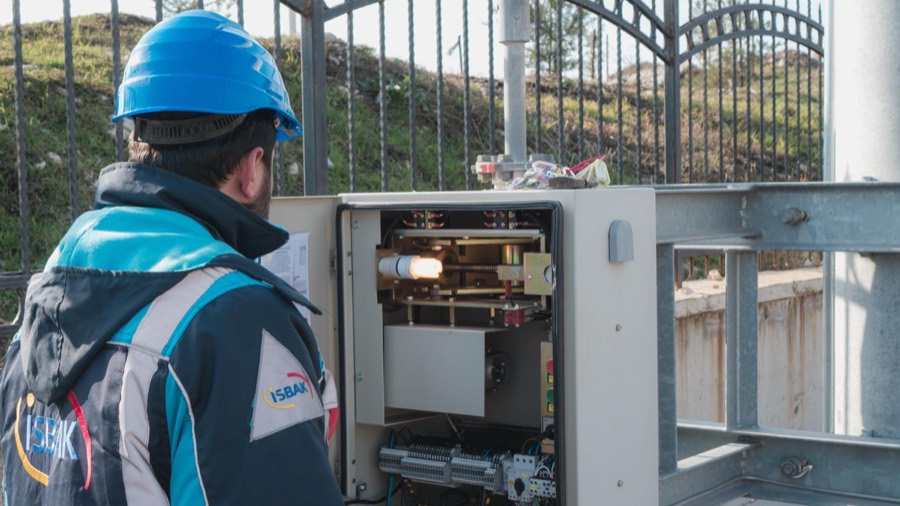 Startseite des Musterbetriebs Elektro Brandt: dunkle Bühne mit einem Techniker am Verteilerschrank